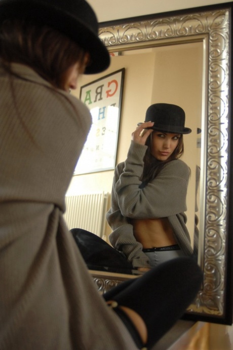 Различные красавицы женского пола выставляют напоказ свою женственную сексуальность в помещении и на открытом воздухе 3