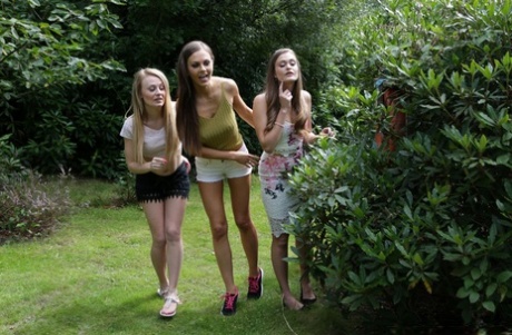 Счастливчик получает тройной минет на публике от ненасытных красоток-подростков 2