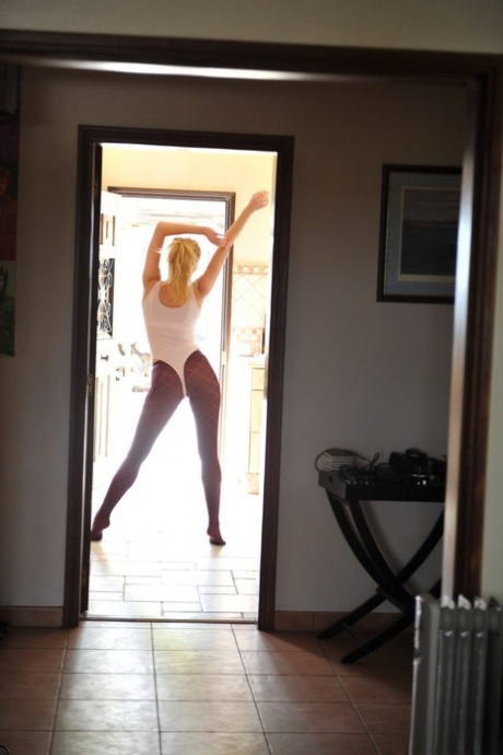 Различные красавицы женского пола выставляют напоказ свою женственную сексуальность в помещении и на открытом воздухе 9