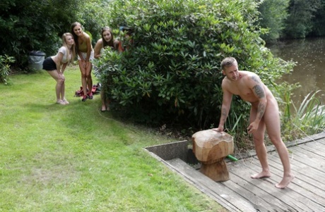 Счастливчик получает тройной минет на публике от ненасытных красоток-подростков 5