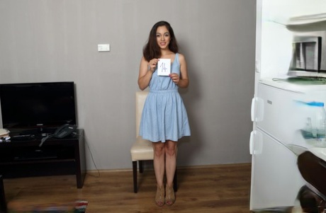 Коллекция девушек-одиночек, которые стоят совершенно голые одна за другой 11