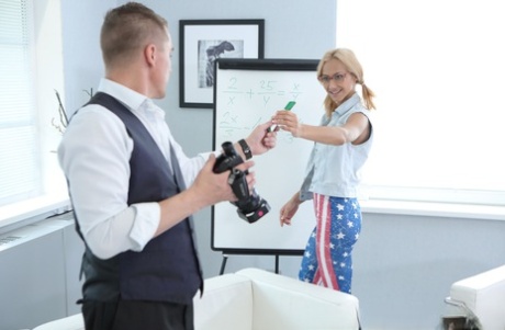 Молодая блондинка занимается грубым сексом после того, как ее соблазнил мужчина постарше 2