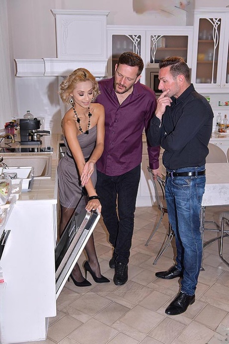 Коротко стриженная блондинка Вероника Лил получает двойной трах во время грубого секса 1