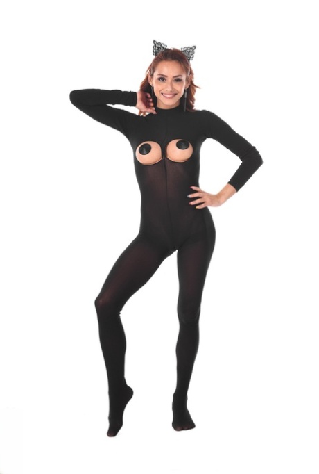 Рыжеволосая латиноамериканка ласкает свою попку игрушками после того, как сняла чулки для тела 1