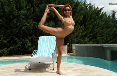 Стройная рыжеволосая Вероника Лил писает во внутреннем дворике во время кулачного траха 4