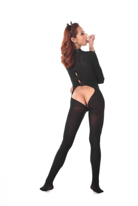 Рыжеволосая латиноамериканка ласкает свою попку игрушками после того, как сняла чулки для тела 2