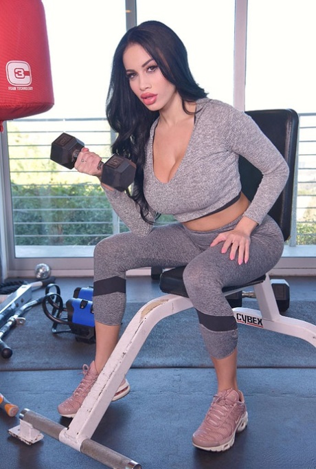 Горячая брюнетка Виктория Джун переодевается в нижнее белье, чтобы потрахаться после тренировки 1