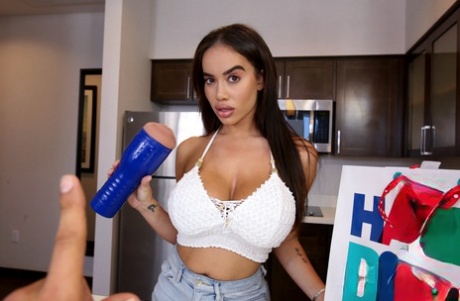 Латиноамериканка Виктория Джун раздевается перед сексом от первого лица с Fleshlight 9