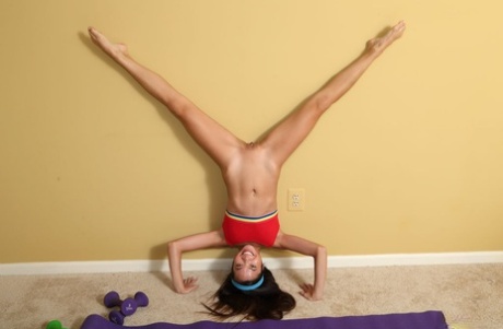 Гибкая азиатка Вина Скай принимает участие во влагалищных вставках после занятия йогой 5