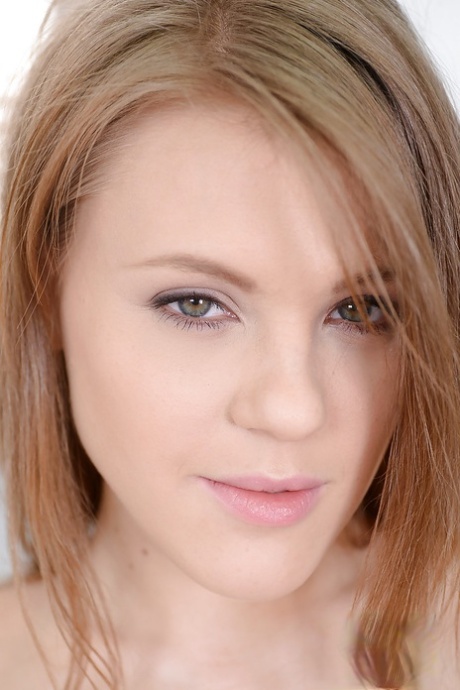 Сексуальная девушка-подросток Виола Бейлис сверкает красивыми дынями и смачивает киску в ванне 16