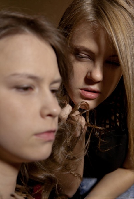 Молодые лесбиянки Беата Би и Виола Бейли занимаются сексом на кровати при плохом освещении 1