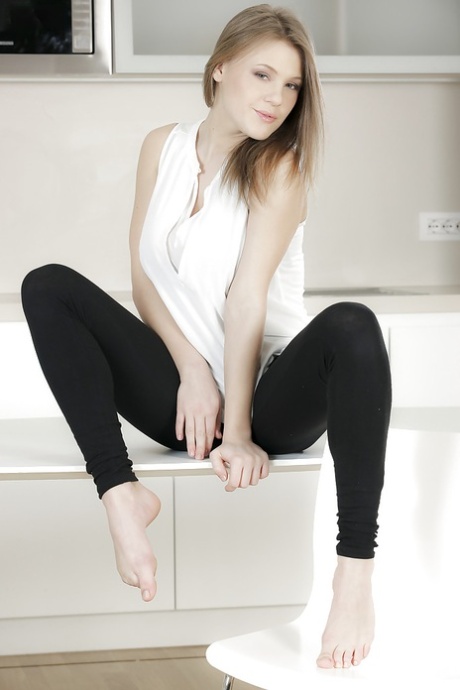 Худенькая порнозвезда Виола демонстрирует свою попку в черных чулках 3