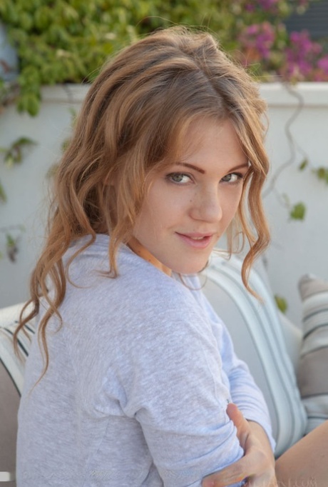 Красивая девушка-подросток Виола Бейли обнажает свои идеальные сиськи на открытом патио 1