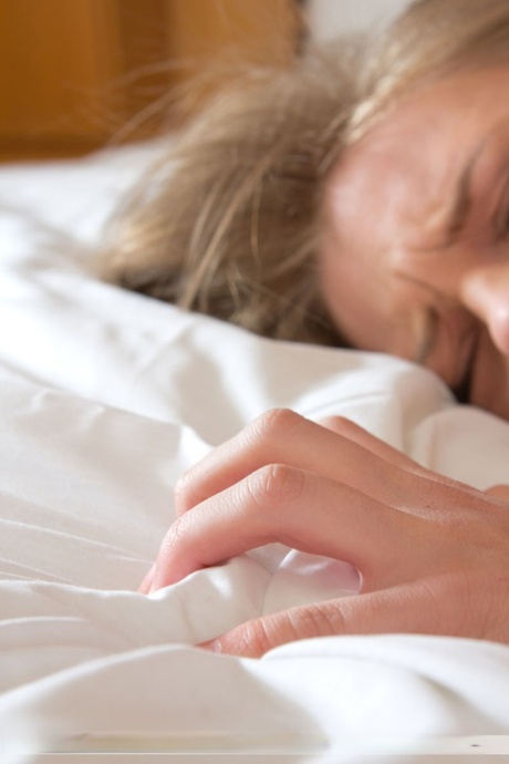 Невероятно грудастая Ванея Эйч теребит пальцами бритую пизду, стоя голышом на коленях 12