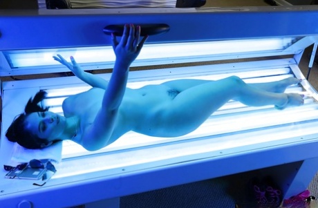 Латиноамериканка Вайолет Старр делает селфи обнаженной в солярии 13