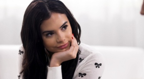 Вайолет Старр взволнованно впускает свою подругу Фрею Паркер в дом, чтобы потусоваться 2