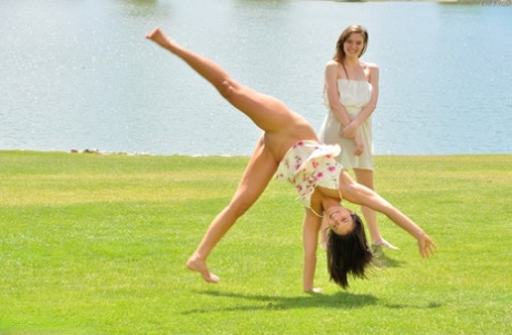 Молодые красотки лесбиянки сверкают юбками без трусиков на открытом воздухе и раздеваются догола 4