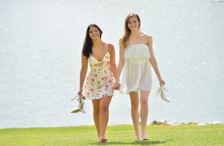 Молодые красотки лесбиянки сверкают юбками без трусиков на открытом воздухе и раздеваются догола 2