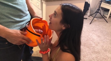 Брюнетка-любительница получает сперму в открытый рот после секса в одежде для косплея 2