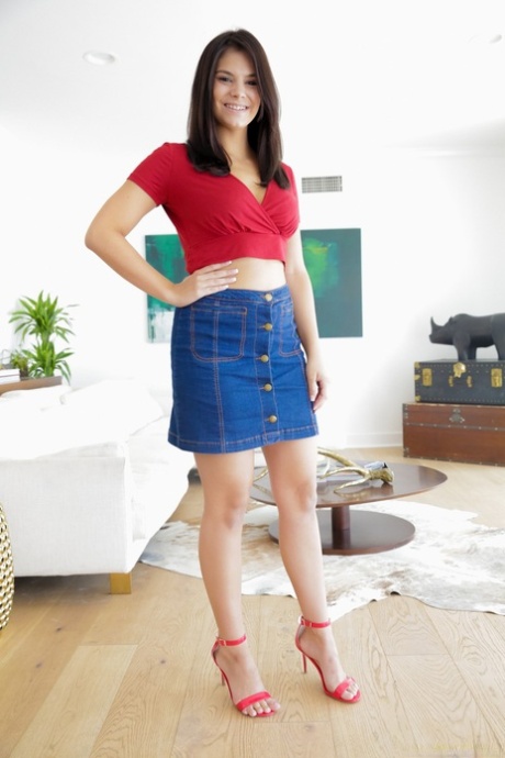 Брюнетка-латиноамериканка Вайолет Старр снимает джинсовую юбку, чтобы позировать обнаженной 1