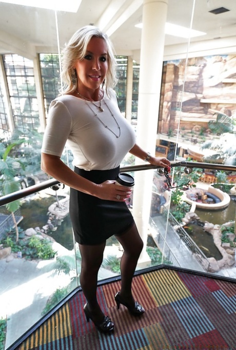 Пожилая блондинка домохозяйка Сандра Оттерсон освобождает массивные сиськи типа babe 2