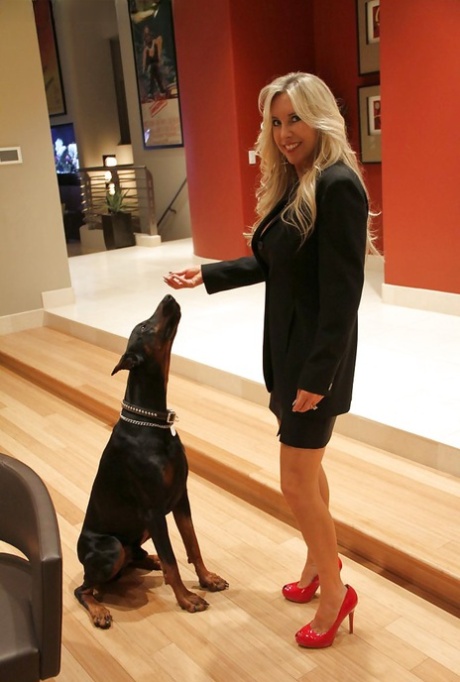 Сексуальная зрелая красотка женушка снимает с себя одежду и позирует в трусиках 2