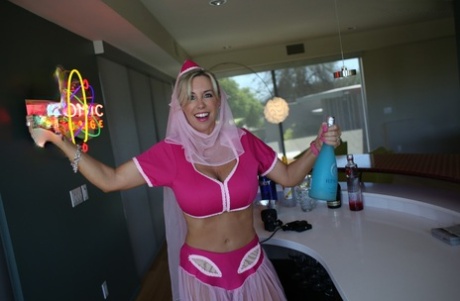 Симпатичная блондинка домохозяйка освобождает свои сиськи от наряда Джини 2