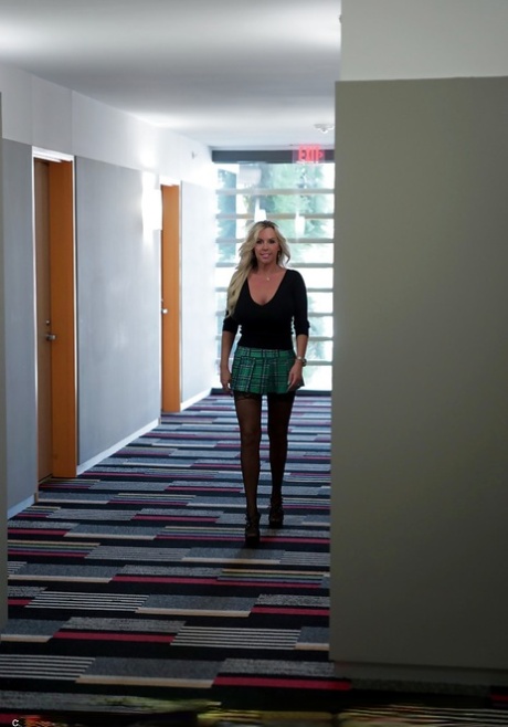 Красотка-домохозяйка Сандра Оттерсон, одетая в одежду молодой девушки 15