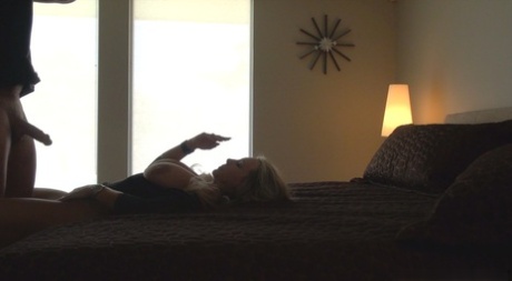 Восхитительную зрелую мегеру лижут и жестко трахают в ее киску 2