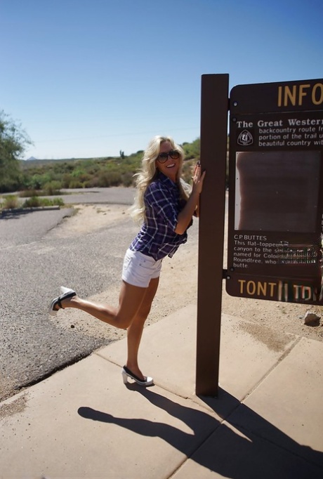 Улыбчивая зрелая блондинка в солнцезащитных очках сверкает своими великолепными сиськами на открытом воздухе 3