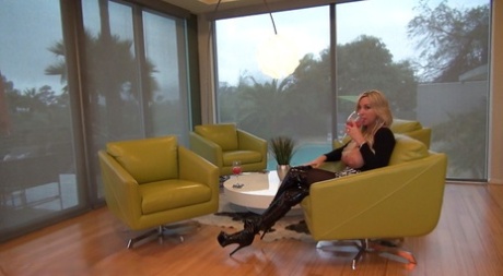 Страстная зрелая мегера в латексных сапогах до бедер, обнажающая свои великолепные большие сиськи 14